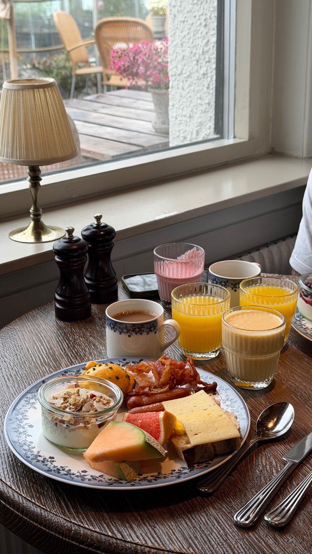 Dækket morgenbord med juice og morgenmad på spaopholdet