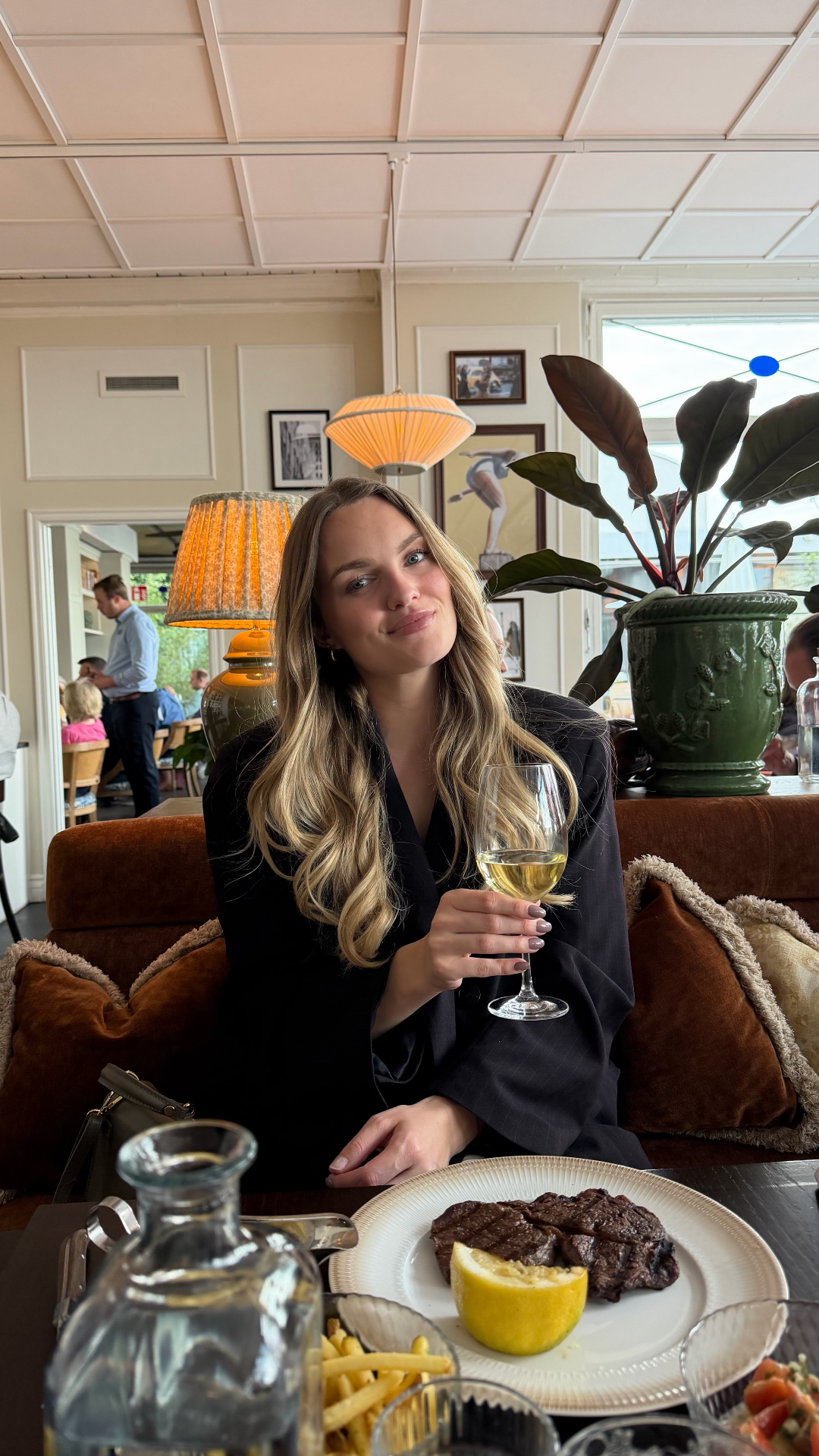 Marisha nyder middag med vin på restaurant under spaopholdet