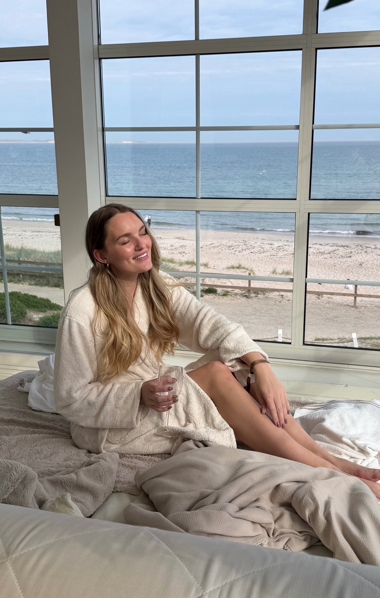 Marisha i badekåre ved vinduet med havudsigt på et spaophold